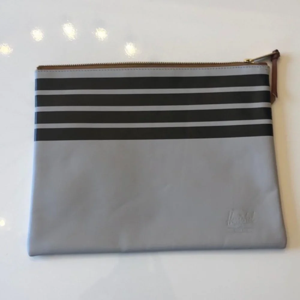 Hershel Leather Pouch - Picture 1 of 5